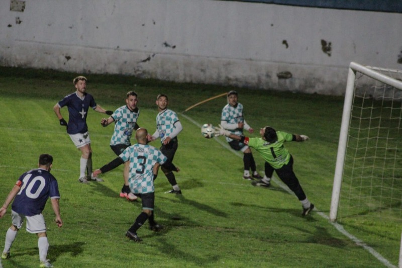 Municipales empat con Racing y se mantiene en la cima